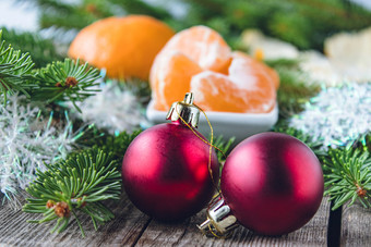 片成熟的黄色的普通话谎言碗下一个的绿色分支机构圣诞节树和圣诞节玩具柑橘类水果橘子橙子片成熟的黄色的普通话谎言碗下一个的绿色分支机构圣诞节树和圣诞节玩具