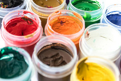罐子与多色的水粉画集为画创造力和爱好特写镜头罐子与多色的水粉画集为画创造力和爱好