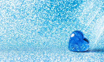玻璃蓝色的心蓝色的背景概念情人节一天卡婚礼和邀请的地方为你的文本玻璃蓝色的心蓝色的背景概念情人节一天卡婚礼和邀请