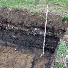 挖掘挖掘坑为住宅建筑前垃圾填埋场网站修复