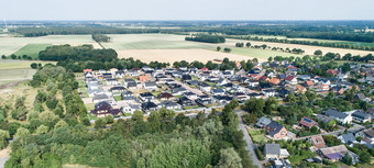 典型的德国新住房发展的平农村北部德国之间的森林和字段和梅多斯使与无人机
