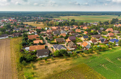 空中视图小村北部德国与大耕地土地的边缘的村