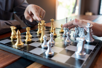 业务男人。移动国际象棋游戏为业务竞争和团队工作概念
