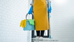 年轻的管家洗清洁地板上拖把保护手套做家务清洁服务
