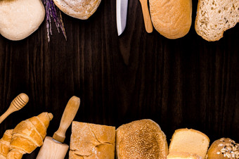 面包概念羊角面包片面包面包饼面包和木面包店设备有组织的的黑暗棕色（的）木场景