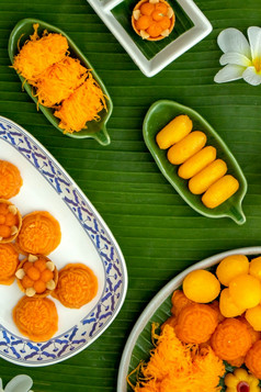 泰国传统的甜点概念各种各样的泰国甜点服务板香蕉叶背景