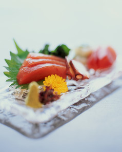 大马哈鱼和寿司卷亚洲食物餐厅交付特写镜头盘集白色背景