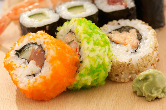寿司卷与大马哈<strong>鱼虾</strong>鳄梨奶油奶酪寿司菜单日本食物