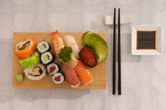 寿司卷与大马哈鱼虾鳄梨奶油奶酪寿司菜单日本食物
