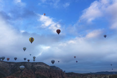 视图几十个气球飞行在的山谷卡帕多西亚黎明中央火鸡几十个气球飞在的山谷卡帕多西亚