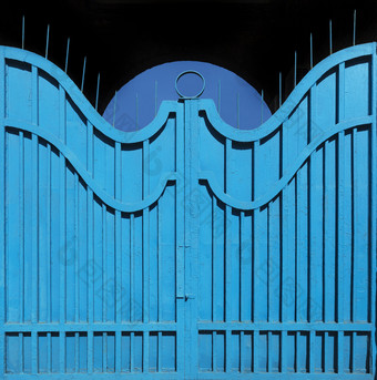 老金属gate-fence与原始结构画明亮的蓝色的油漆的背景的拱门模范金属gate-fence与过时的明亮的蓝色的油漆摘要纹理背景