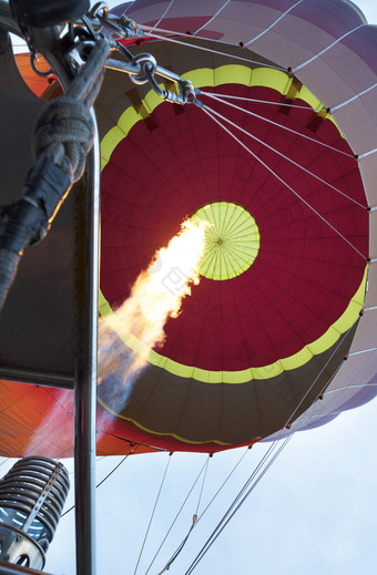 的气球吹膨胀与火从的火炬<strong>长</strong>火焰<strong>舌头</strong>的火焰气体燃烧器膨胀气球