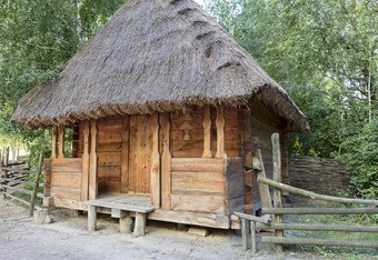 老传统的乌克兰农村精品与茅草屋顶和木柳条栅栏周围绿色花园老传统的乌克兰农村精品与<strong>稻草</strong>屋顶