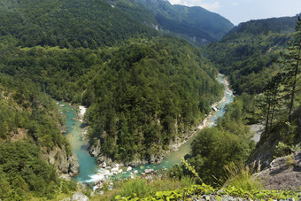 的<strong>纯</strong>绿松石水的山河克服了的石头急流的国家公园中央黑山共和国生态概念的<strong>纯</strong>绿松石水的山河克服了的石头急流生态概念<strong>纯</strong>自然