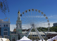 白色摩天轮合同广场podil基辅对清晰的蓝色的天空的摩天轮的合同广场podil基辅