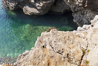 美丽的<strong>纯绿</strong>松石和清晰的水石头环礁湖布德瓦黑山共和国美丽的清洁水环礁湖布德瓦黑山共和国