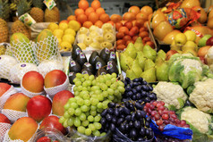 明亮的背景新鲜的水果绿色黑色的红色的浆果葡萄芒果梨苹果菠萝瓜谎言的托盘的市场和吸引注意绿色黑色的红色的浆果葡萄芒果梨苹果菠萝瓜是的市场为出售