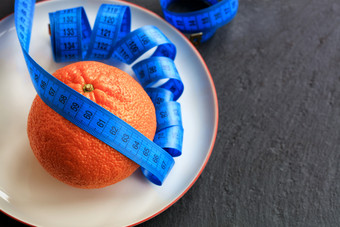 橙色成熟的普通话和计谎言白色瓷板的概念健康的饮食为重量损失普通话板和计概念健康的吃