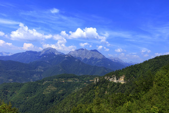 的路通过通过山隧道和隐藏的的全景景观的岩石脊黑山共和国<strong>杂草丛生</strong>的与密集的森林山全景景观的岩石脊黑山共和国<strong>杂草丛生</strong>的与密集的森林