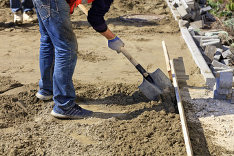 的工人对齐的基金会与沙子和铲下的木水平为铺设铺平道路板的<strong>背景</strong>的网站准备为工作工人使用铲<strong>配音</strong>沙子木水平水平的基金会
