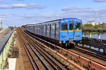 铁路跟踪的地铁桥基辅哪一个的地铁火车冲地铁桥基辅在的第聂伯河