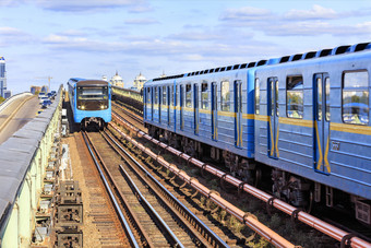 的铁路行从的<strong>地铁</strong>桥基辅沿着哪一个两个火车<strong>地铁</strong>冲对每一个其他两个<strong>地铁</strong>火车对每一个其他沿着的<strong>地铁</strong>桥基辅在的Dnipro河