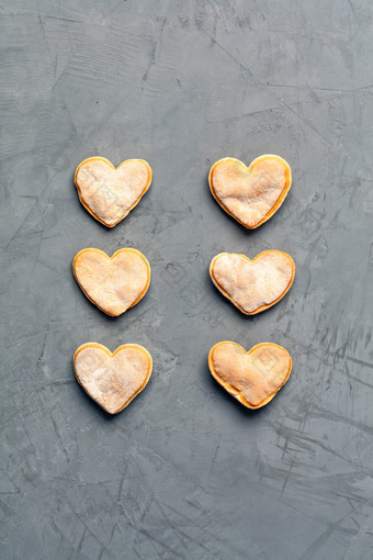 美味的自制的姜饼饼干的形状心铺设出垂直行灰色的混凝土表面图像与复制空间美味的自制的姜姜饼饼干灰色的混凝土表面