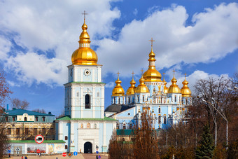 的建筑的著名的米哈伊利夫斯基时大教堂与贝尔塔基辅的春天3月对蓝色的多云的天空的著名的米哈伊利夫斯基时大教堂和的贝尔塔基辅早期春天对蓝色的多云的天空