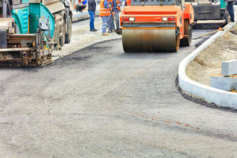 重路设备这样的铺路材料和路振动辊是服务路维护团队构建新运输路线大和重路设备工作的建设新沥青路