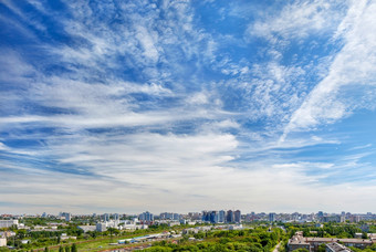 全景现代<strong>城市天际线</strong>空中视图白天视图与<strong>城市</strong>摩天大楼下美丽的蓝色的天空基辅乌克兰全景的<strong>城市</strong>下高美丽的蓝色的天空与光白色卷曲的云