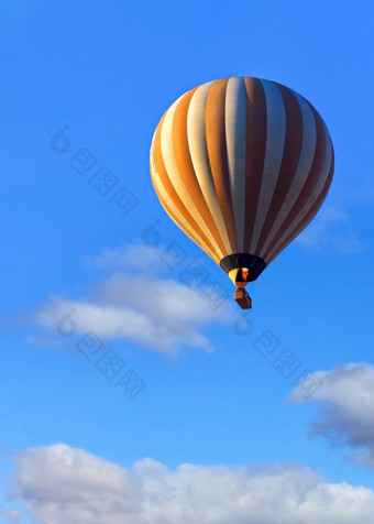 体积<strong>气球</strong>的光的太阳射线提出了篮子与游客高成的天空的火焰的火加热的空气的<strong>气球</strong>垂直图像特写镜头复制空间飞行美丽的热空气<strong>气球</strong>与篮子游客的蓝色的天空特写镜头复制空间