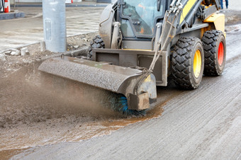 当修复路表面紧凑的度清洗污垢从的路修理与液压尼龙刷复制空间紧凑的路度清洗部分的路从脏泥浆与尼龙刷