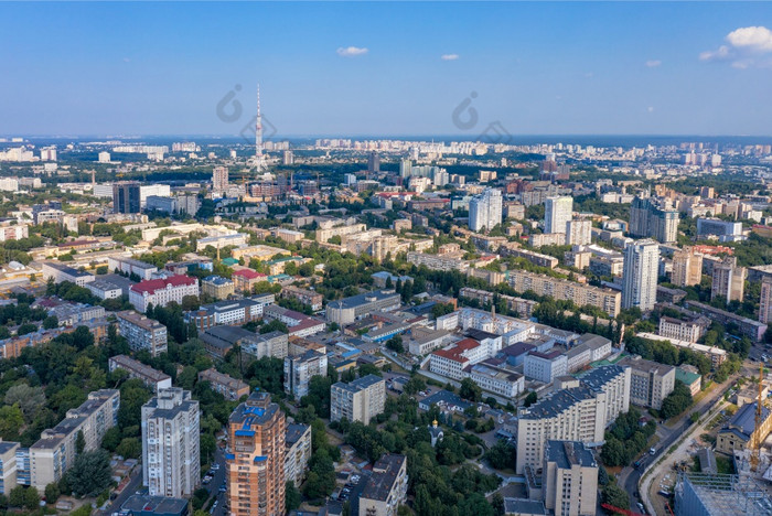 空中摄影住宅季度基辅俯瞰住宅区域与许多绿色公园和广场和电视塔的地平线空中视图拍摄的城市复制空间空中摄影夏天一天城市住宅社区与电视塔的地平线蓝色的阴霾