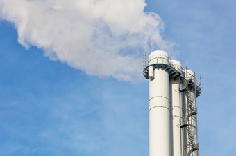 三倍烟囱与蒸汽未来出对清晰的天空的概念储蓄的大气和的环境从污染和排放复制空间蒸汽排放从工业管热站成清晰的天空