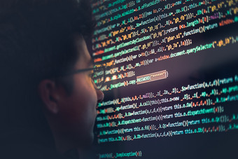 黑客使用电脑智能手机和编码偷密码和私人数据屏幕显示程序代码网站发展应用程序建筑密码和私人数据