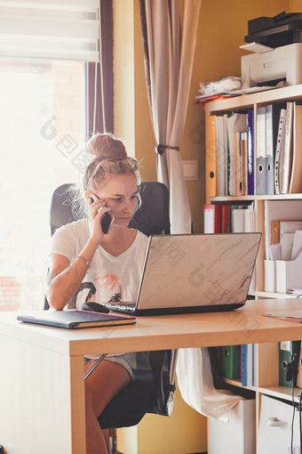 年轻的女人工作首页使用可移植的电脑坐着桌子上首页办公室坦诚的人真正的时刻真实的的情况下