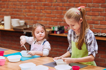 小女孩激动人心的的蛋黄与糖孩子们采取部分烘焙车间烘焙类为孩子们有抱负的小厨师女孩学习烹饪结合和激动人心的准备成分真正的人真实的的情况下
