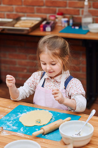 小女孩切割的面团心形状饼干孩子采取部分烘焙车间烘焙类为孩子们有抱负的小厨师学习烹饪结合和激动人心的准备成分真正的人真实的的情况下