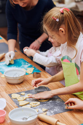 女孩切割的面团心形状为的饼干孩子们采取部分烘焙车间烘焙类为孩子们有抱负的小厨师女孩学习烹饪结合和激动人心的准备成分真正的人真实的的情况下