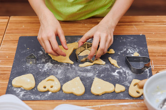 女孩切割的面团心形状为的饼干孩子采取部分烘焙车间烘焙类为孩子们有抱负的小厨师学习烹饪结合和激动人心的准备成分真正的人真实的的情况下