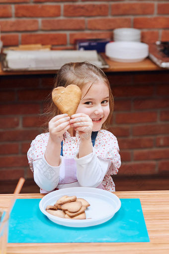小女孩得到快乐出烤饼干使自己孩子采取部分烘焙车间烘焙类为孩子们有抱负的小厨师学习烹饪结合和激动人心的准备成分真正的人真实的的情况下
