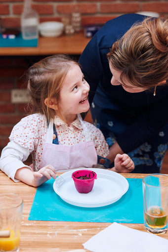 快乐满意小女孩享受的松饼使自己采取部分烘焙车间烘焙类为孩子们有抱负的小厨师学习烹饪结合和激动人心的准备成分真正的人真实的的情况下