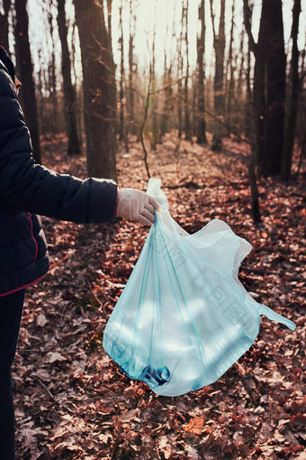 女人清洁森林志愿者挑选塑料浪费袋概念塑料污染和太许多塑料浪费<strong>环境</strong>问题<strong>环境</strong>损害责任为<strong>环境</strong>真正的人真实的的情况下