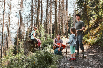 家庭与背包徒步旅行山积极支出夏天假期在一起走森林路径会说话的和欣赏自然山风景家庭与背包徒步旅行山积极支出夏天假期在一起