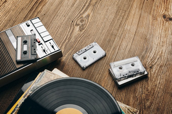 乙烯基记录盒式磁带磁带和盒式磁带录音机木表格复古的音乐风格音乐聚会，派对古董风格模拟设备立体声声音回来的过去的