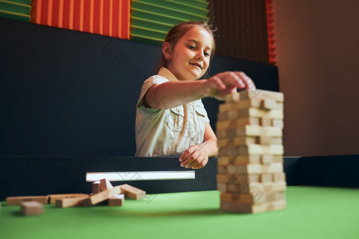 小女孩玩在app store中查看游戏玩房间孩子建筑塔与木块叠加木块游戏技能和有趣的