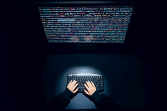 网络<strong>安全</strong>威胁年轻的女人使用电脑和编码互联网和网络<strong>安全</strong>偷私人<strong>信息</strong>人使用技术偷密码和私人数据网络攻击犯罪