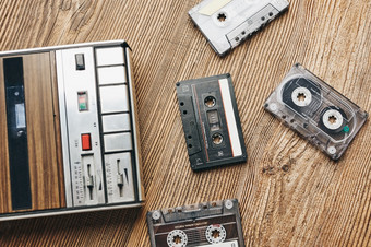 紧凑的盒式磁带磁带和盒式磁带录音机木表格复古的音乐风格音乐聚会，派对古董风格模拟设备立体声声音回来的过去的