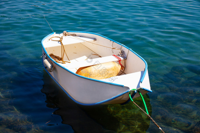 船旅行沿着河科孚岛希腊船清洁蓝色的水岛房