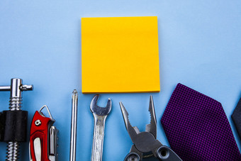 空黄色的纸与蓝色的背景和工具工具背景概念与复制空间的黄色的纸空黄色的纸与蓝色的背景和工具工具背景概念与复制空间的黄色的纸